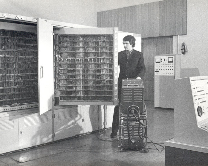 1972 год - следующим этапом в развитии вычислительной техники в институте стало приобретение ЭВМ «БЭСМ-4М».